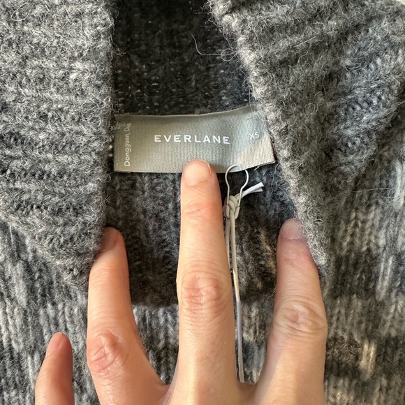 Everlane | The Cloud Checkered Turtleneck - Picture 3 of 6